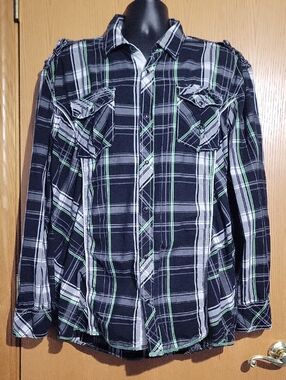 Men's Black & Green Plaid Long-Sleeve Button-Down Shirt